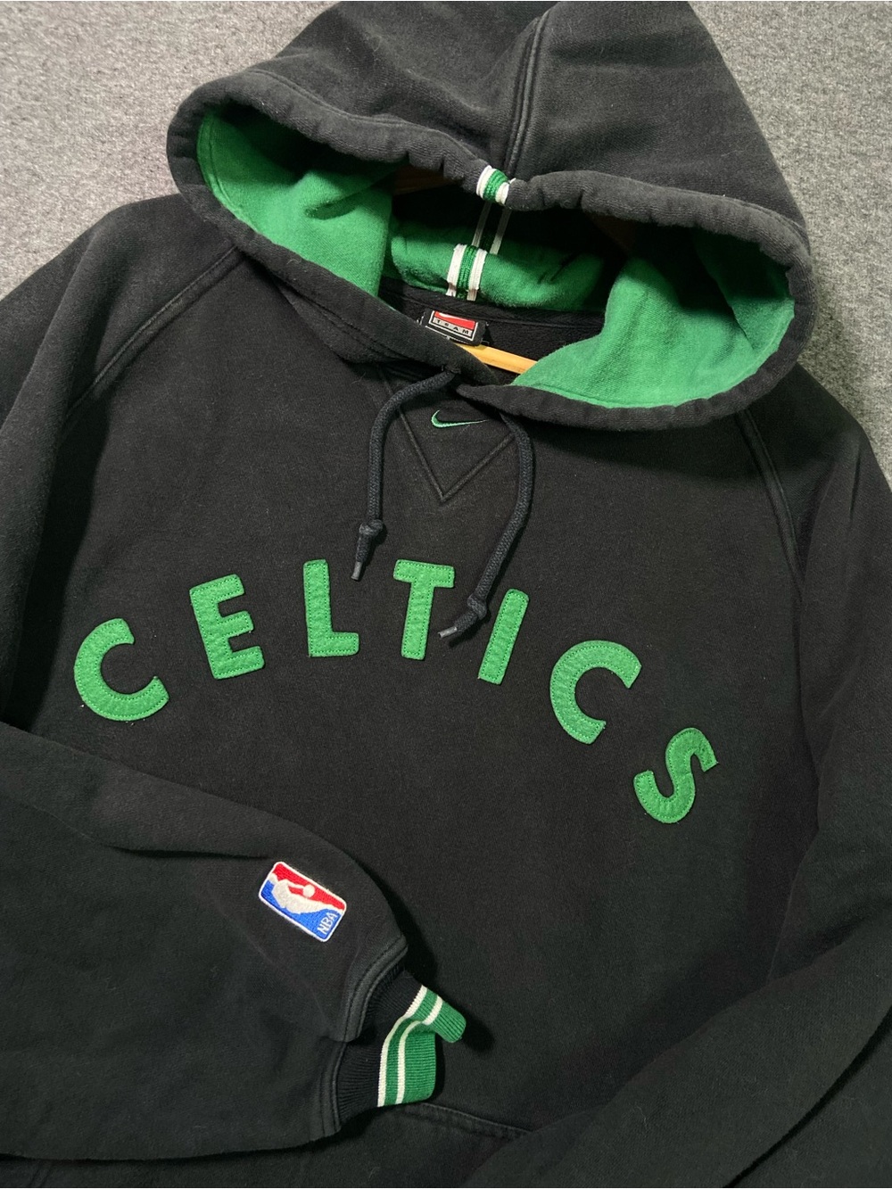 VTG Nike Team NBA Boston Celtics Hoodie Mens Large Black Center Swoosh Y2K⁠